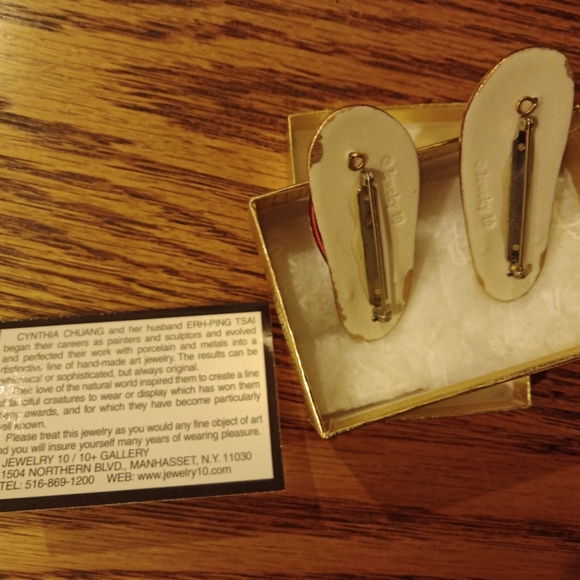 NIB porcelain art jewelry 2 flip flop PINS Cynthia Chuang - Picture 3 of 3